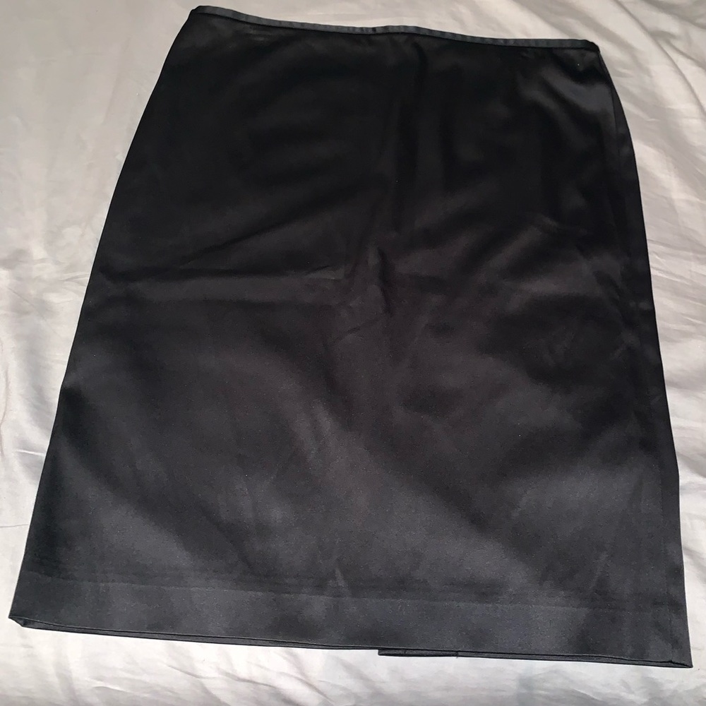 White Hous/Black Market silky black skirt. NWOT. Size 12